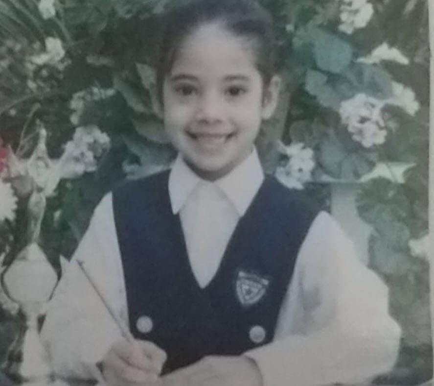 Ella nació en Ensenada, Baja California, pero desde pequeña se mudó a Guadalajara junto a sus padres.
<br>