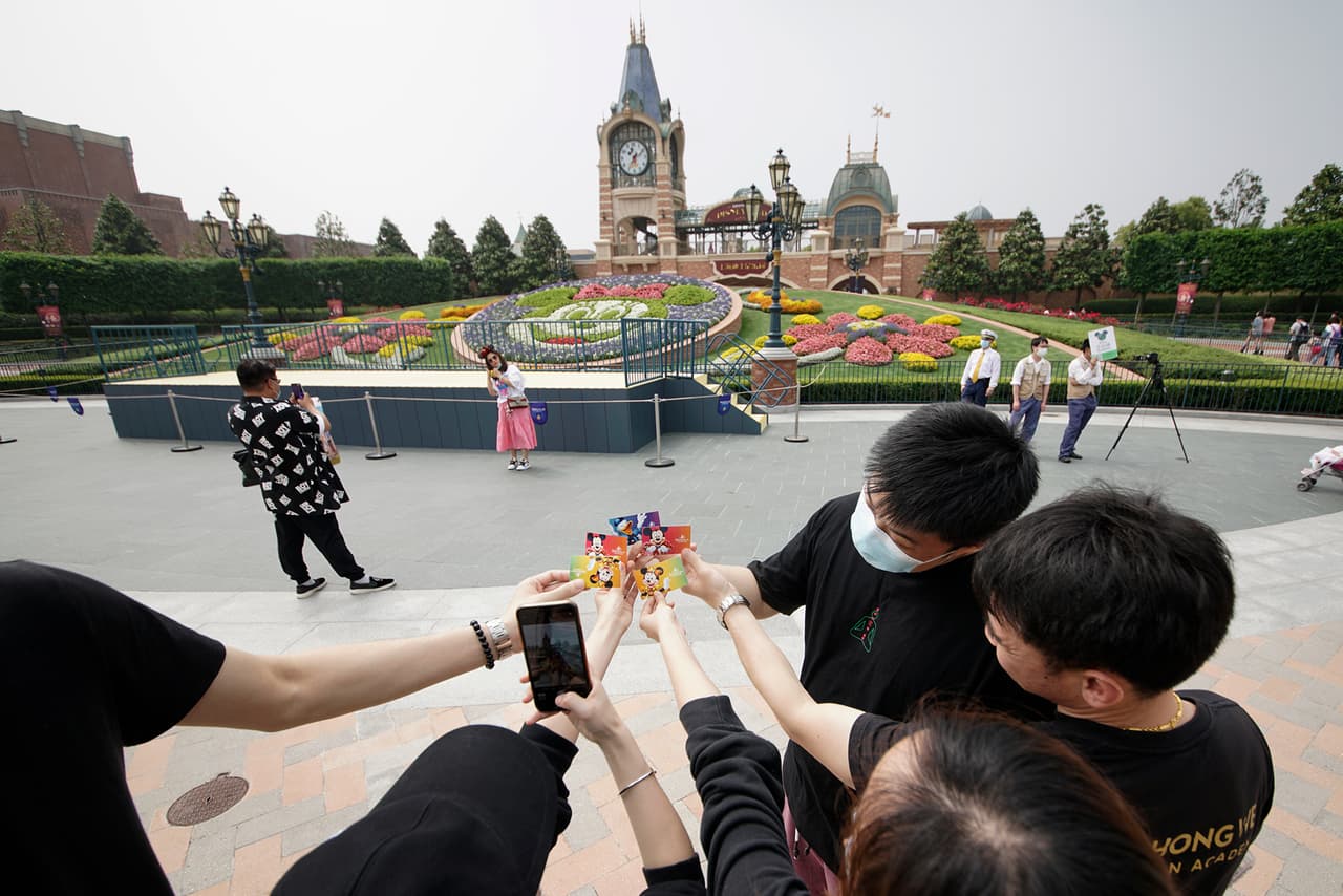 A pesar de la reapertura, el número de personas que visitan el parque de Disney en Florida es bajo, pero las pérdidas económicas son menores que las que se han reportado en California, informó el WSJ.