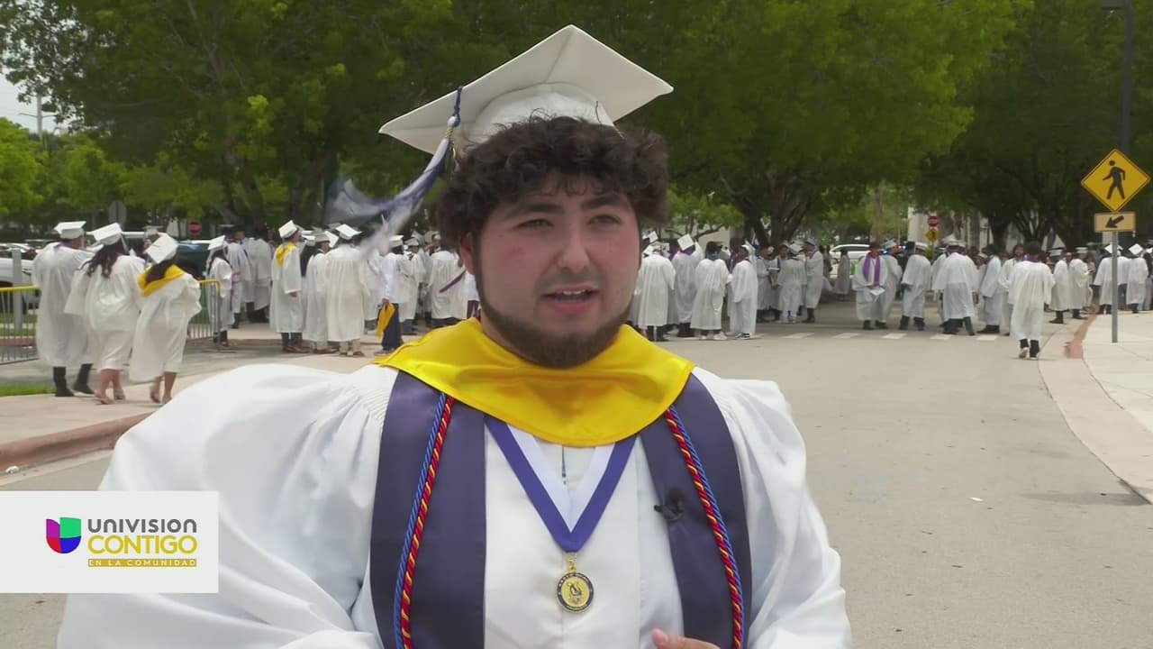De la adversidad al logro: alumno de South Dade Senior High se gradúa de la secundaria con honores