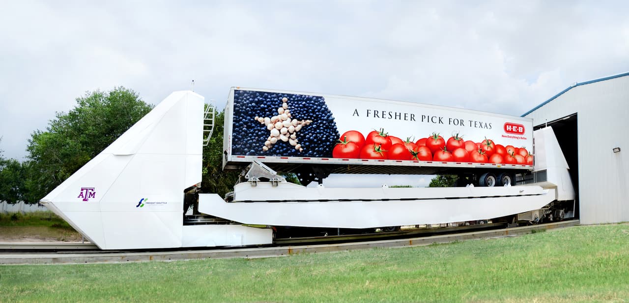 Los investigadores que desarrollaron el transbordador dicen que el sistema incorpora las mejores características de los camiones de carga y el trasporte ferroviario, pero utiliza solo un tercio de la energía de un camión tipo diesel.