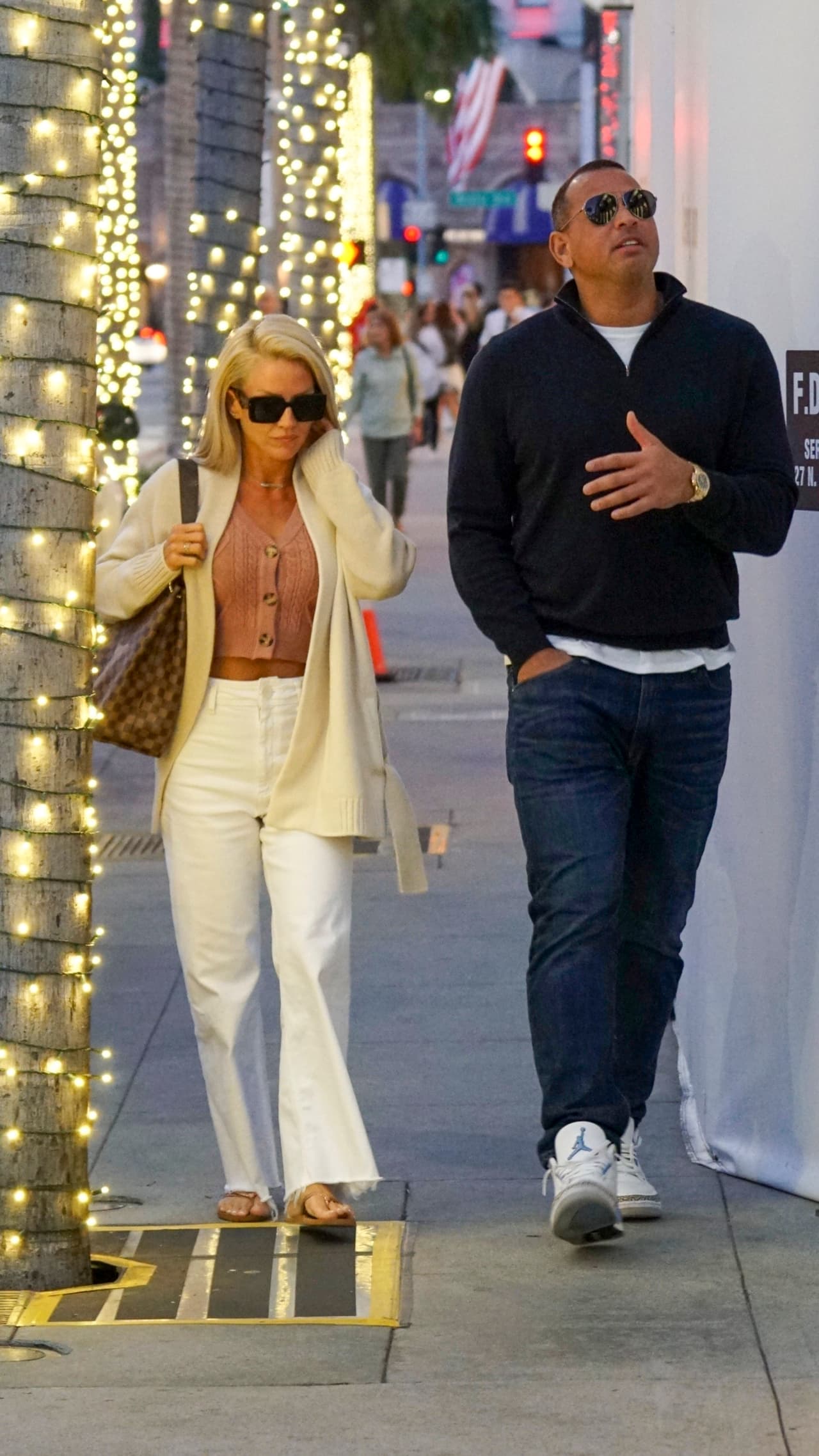 De acuerdo con Page Six, Alex y Jaclyn se vincularon románticamente hace poco más de dos meses. 
<br>