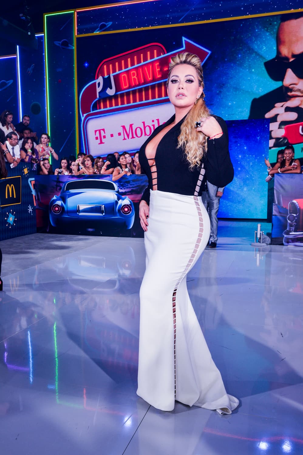 ¿Qué tal su outfit? Reinterpretó un traje tradicional grupero con una larga falda de cola.