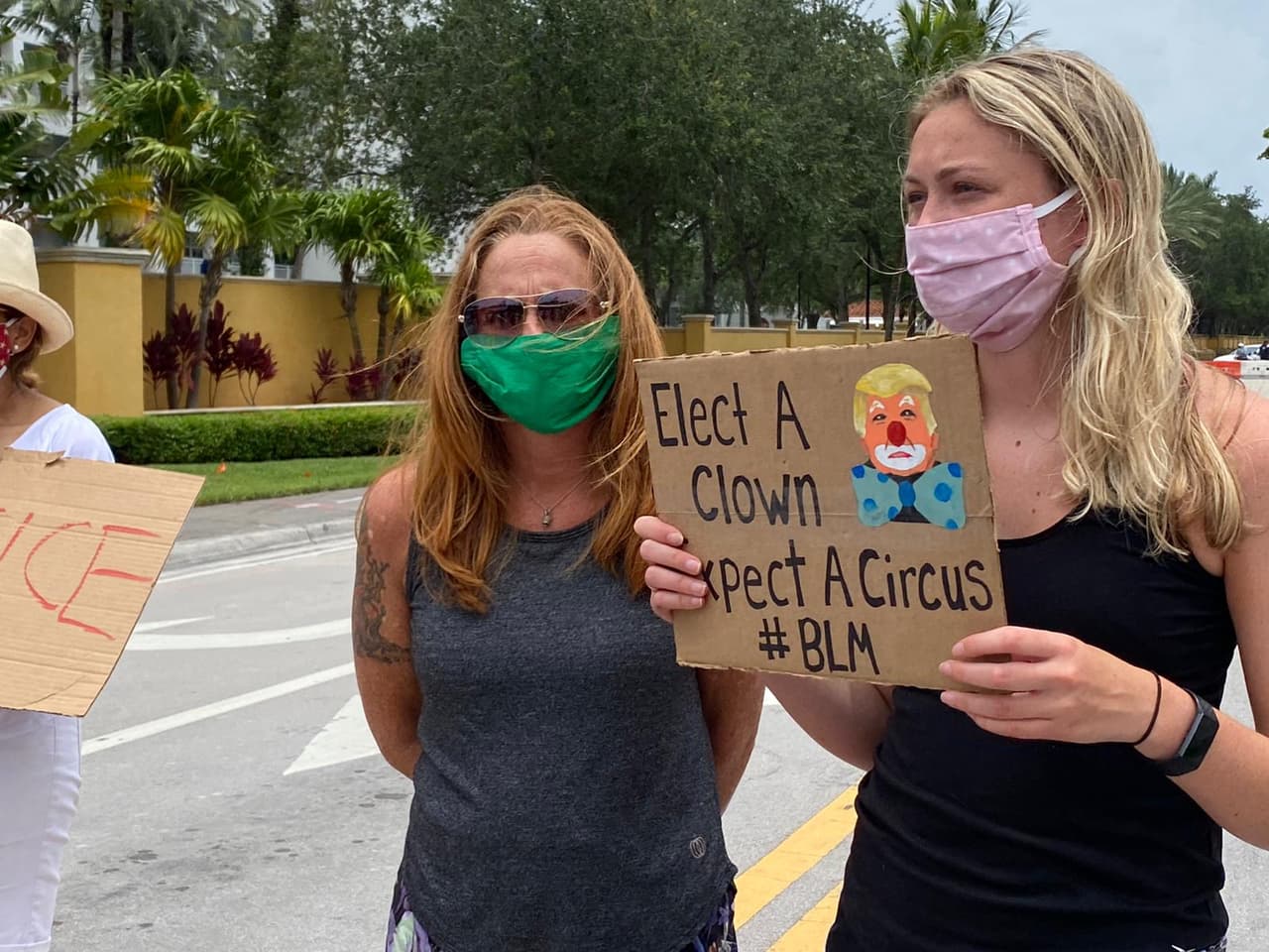 Entre las pancartas de las protestas había unas que hacían referencia directa al presidente Donald Trump.