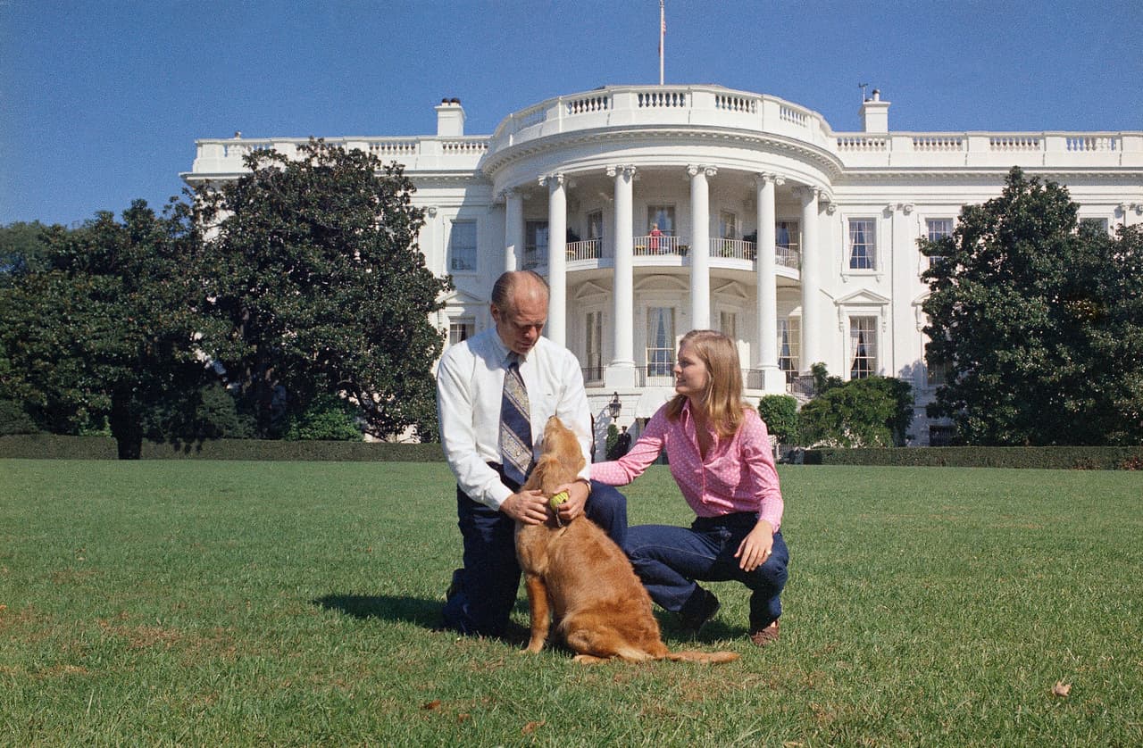 Gerald Ford junto a su hija y su
<i>Golden Retriever</i> llamado 'Liberty', el único perro que tuvieron en la Casa Blanca. Completó el mandato tras la renuncia de Nixon.