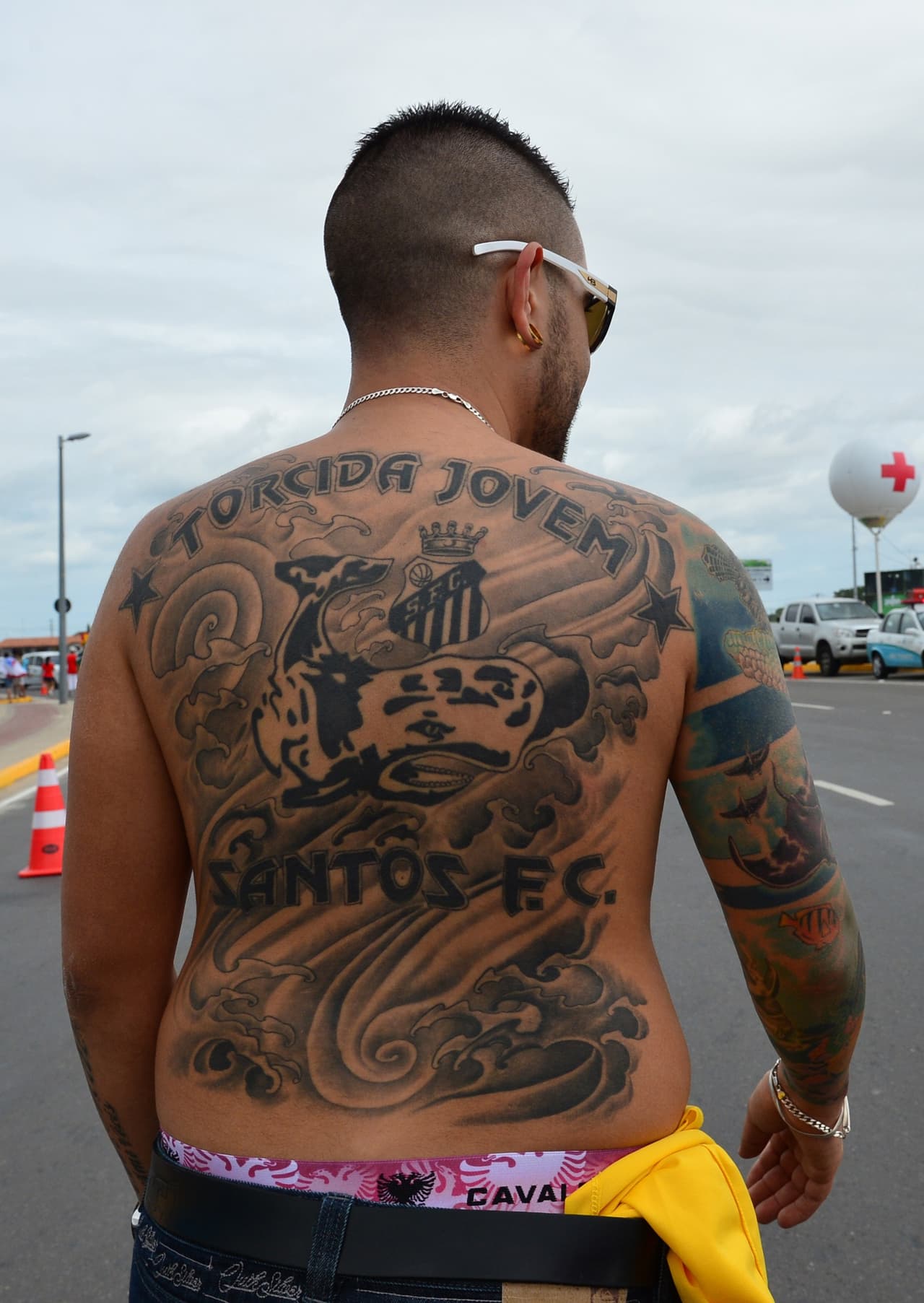 Los fanáticos en el mundo quisieron rendir un homenaje a sus países, equipos o jugadores favoritos por medio de tatuajes. Algunos más grandes y coloridos, con rostros de las figuras y escudos representativos son una muestra del cariño que alrededor del mundo expresan los hinchas del fútbol.