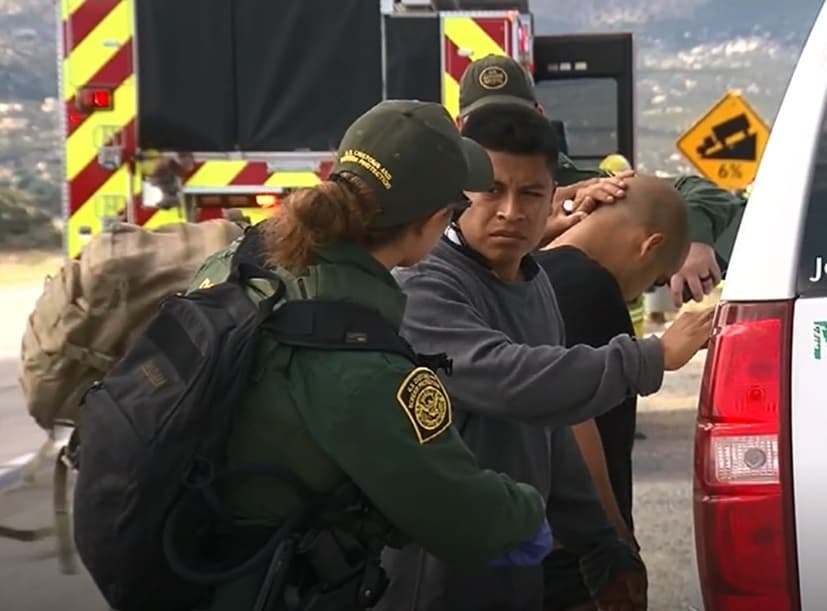 Patrulla Fronteriza: iban 26 indocumentados en el remolque para caballos que se volcó cerca de la frontera