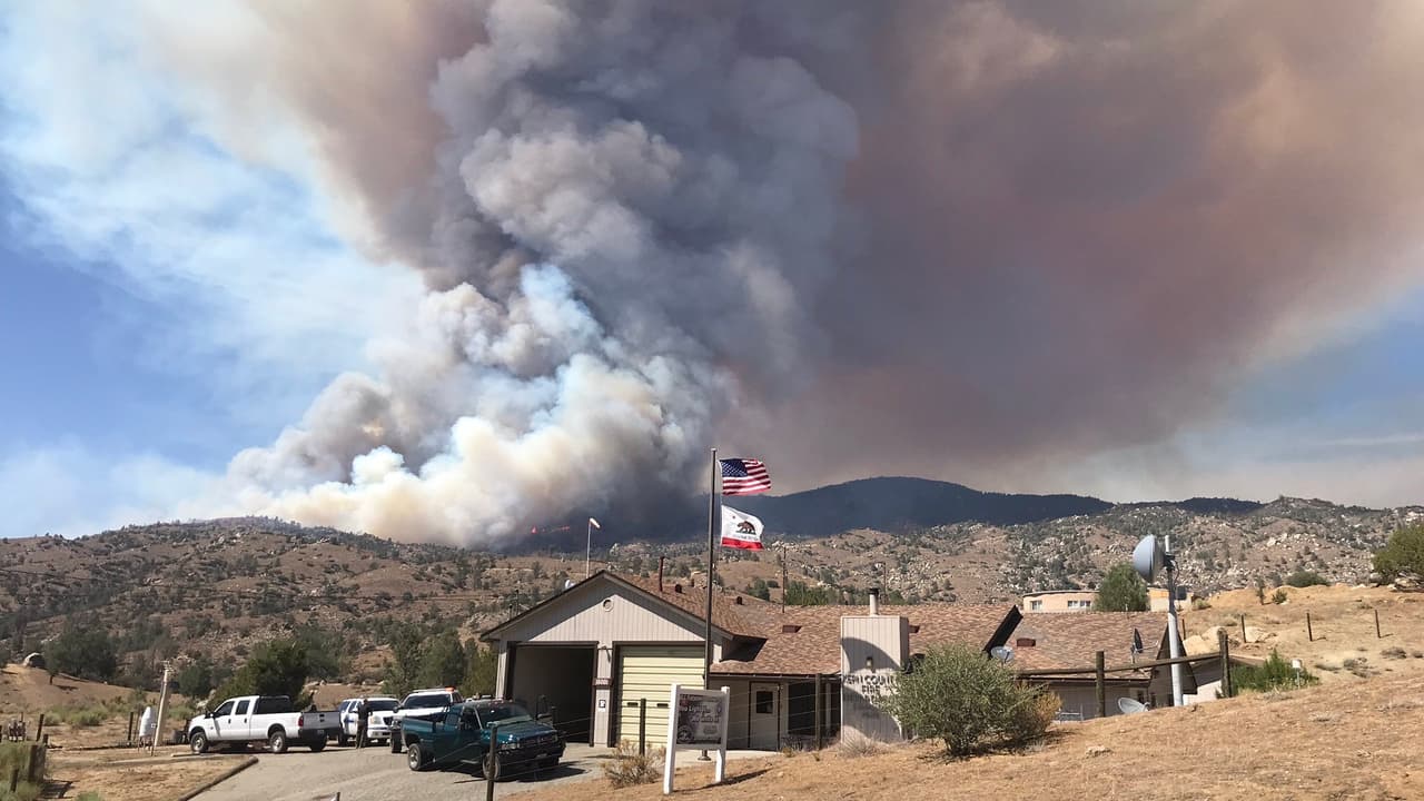 El incendio Peak Fire ya ha quemado 1,600 acres en el condado de Kern