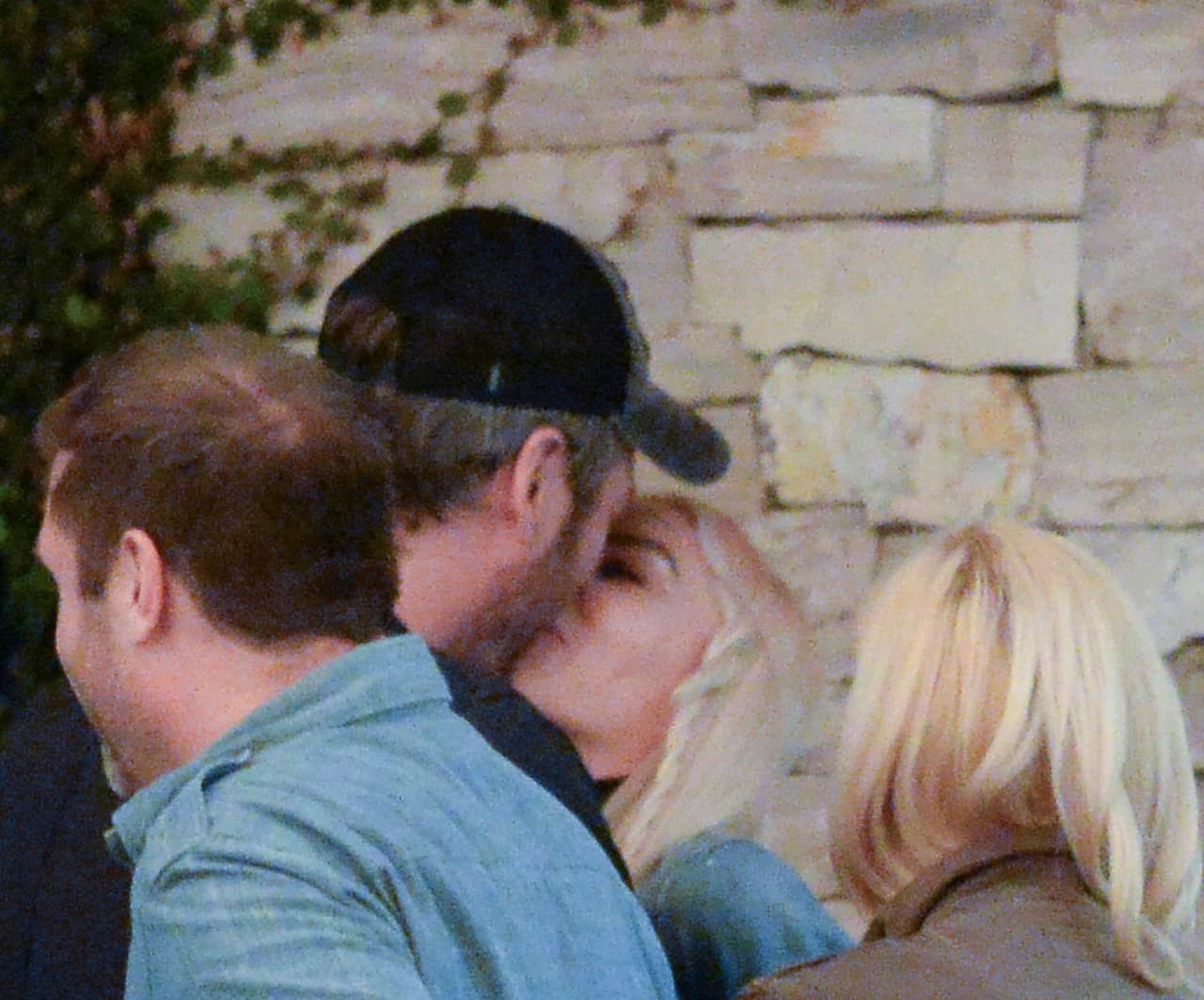 Por eso vale la pena celebrar su primer beso paparazzi.