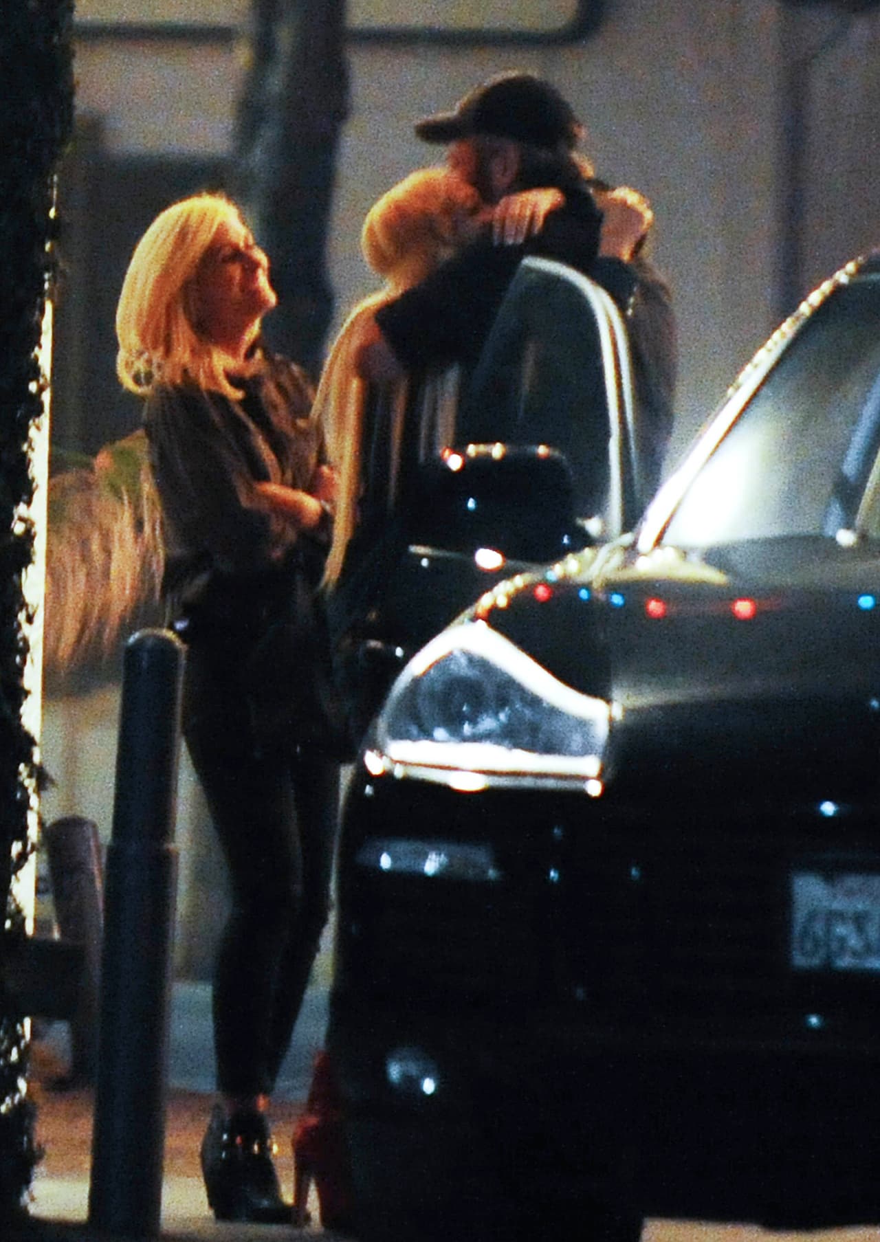 Y ella vive lazando a su vaquero del cuello.