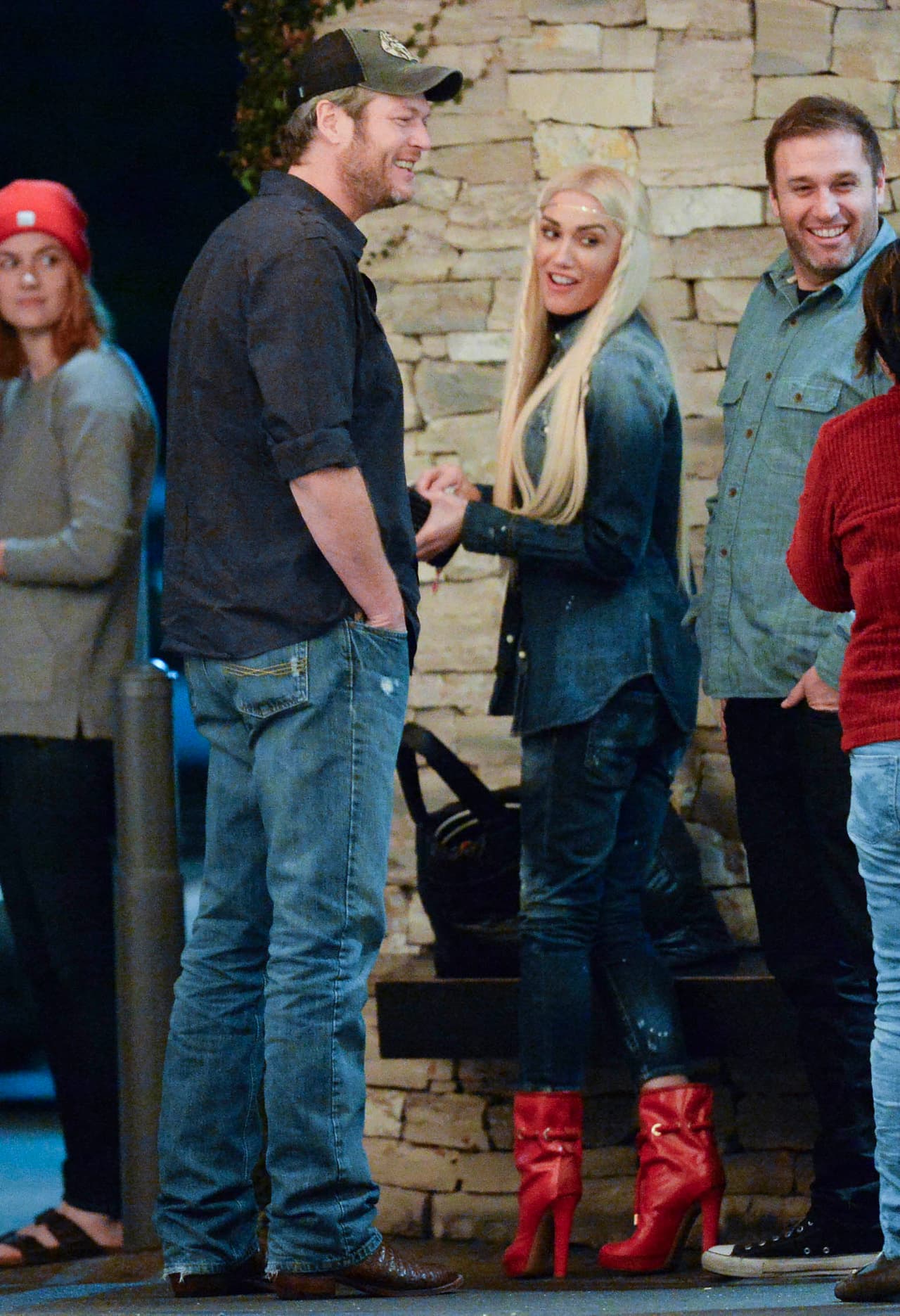 Gwen y Blake lucen plenos y felices de todo a todo.