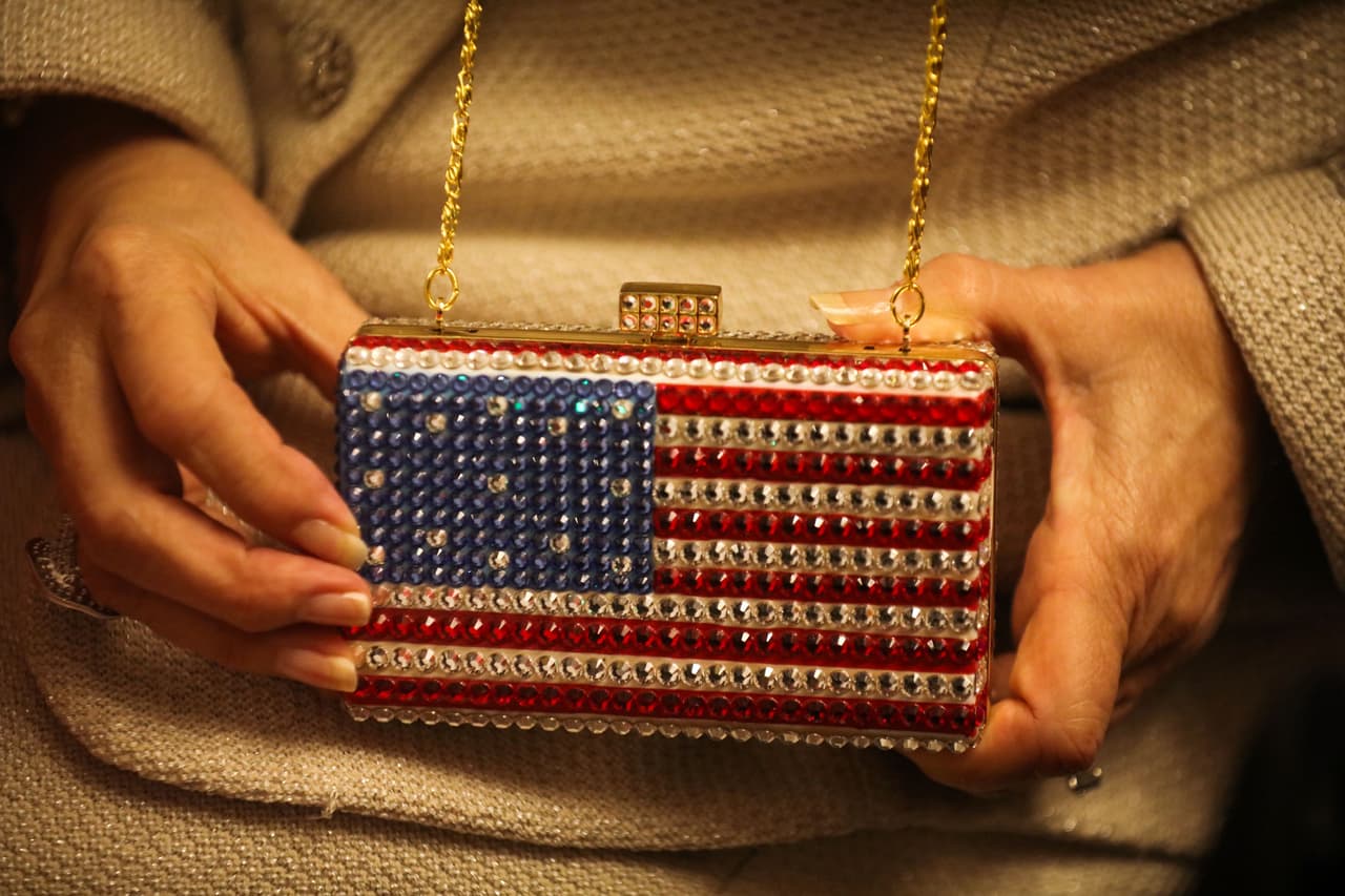 Y finalmente, quién quiere un sombrero cuando todo el patriotismo se puede resumir y llevar puesto en un pequeño chutch de cadena dorada y piedras bordadas con la bandera de Estados Unidos.