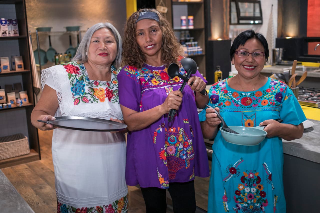 En su primer encuentro con las cocinas de Familias Frente al Fuego, estas tres amigas se enfrentaron a dos grandes retos: cocinar con leña y sin los utencilios de barro que utilizan en sus casas.