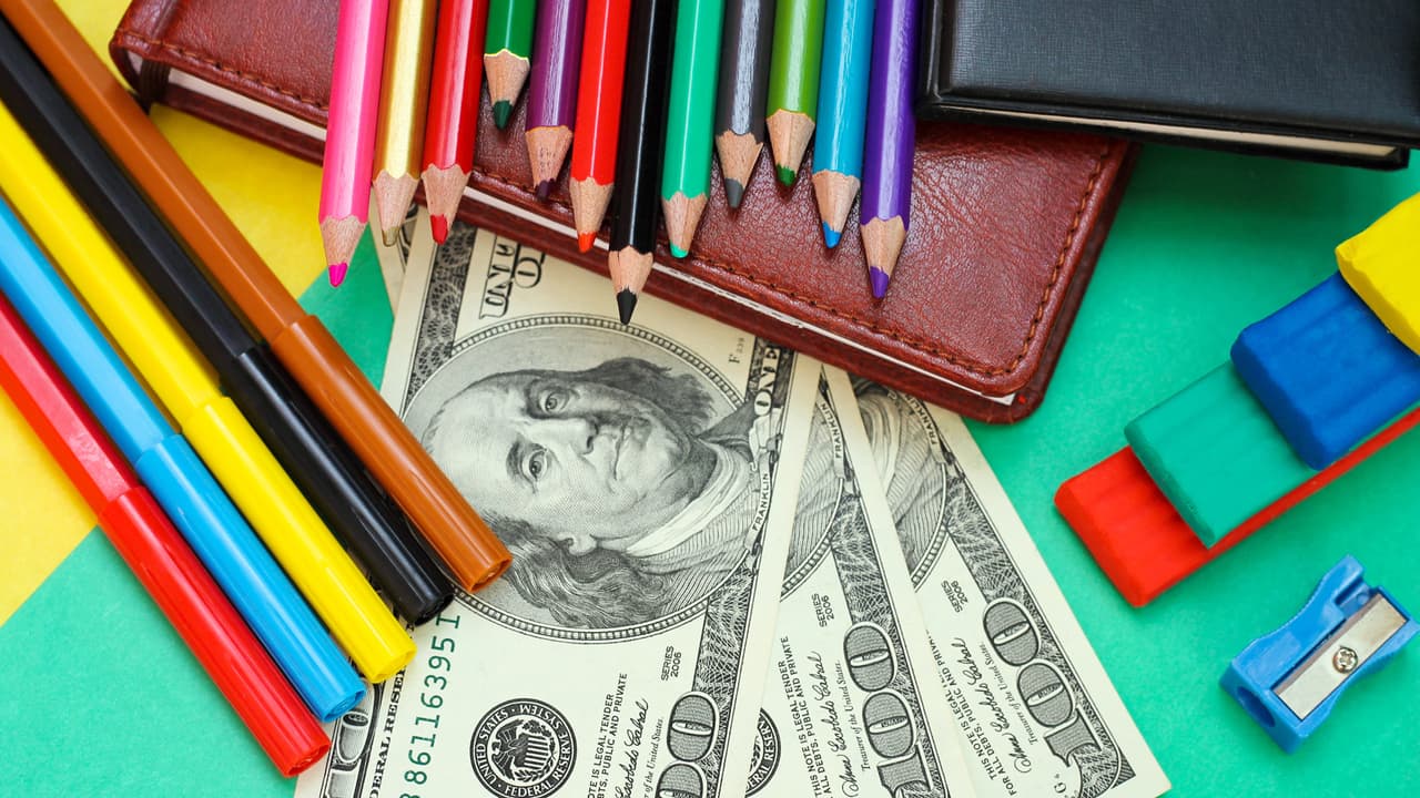 Y si estás por comprar útiles escolares, puedes ahorrar con estos 
<a href="https://www.univision.com/shows/despierta-america/reglas-para-comprar-los-utiles-escolares-cinco-puntos-que-deberias-aplicar-si-quieres-ahorrar-video">cinco consejos</a>.