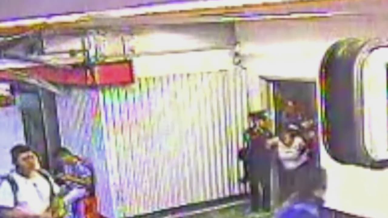 Mujer sufre infarto en el Metro de la Ciudad de México y muere tras ser abandonada en la calle por 26 horas