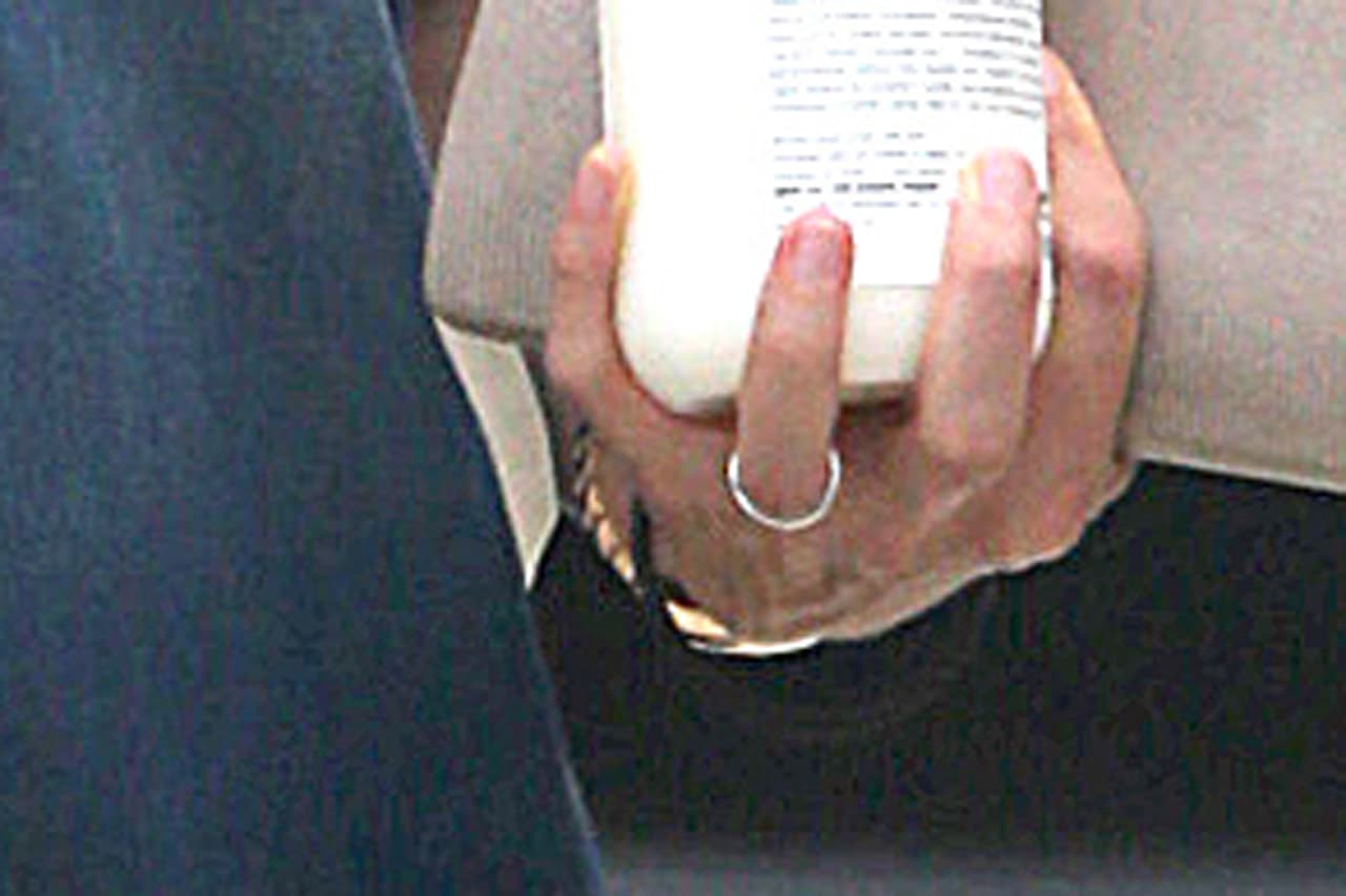 Ella también porta aún su argolla de matrimonio.