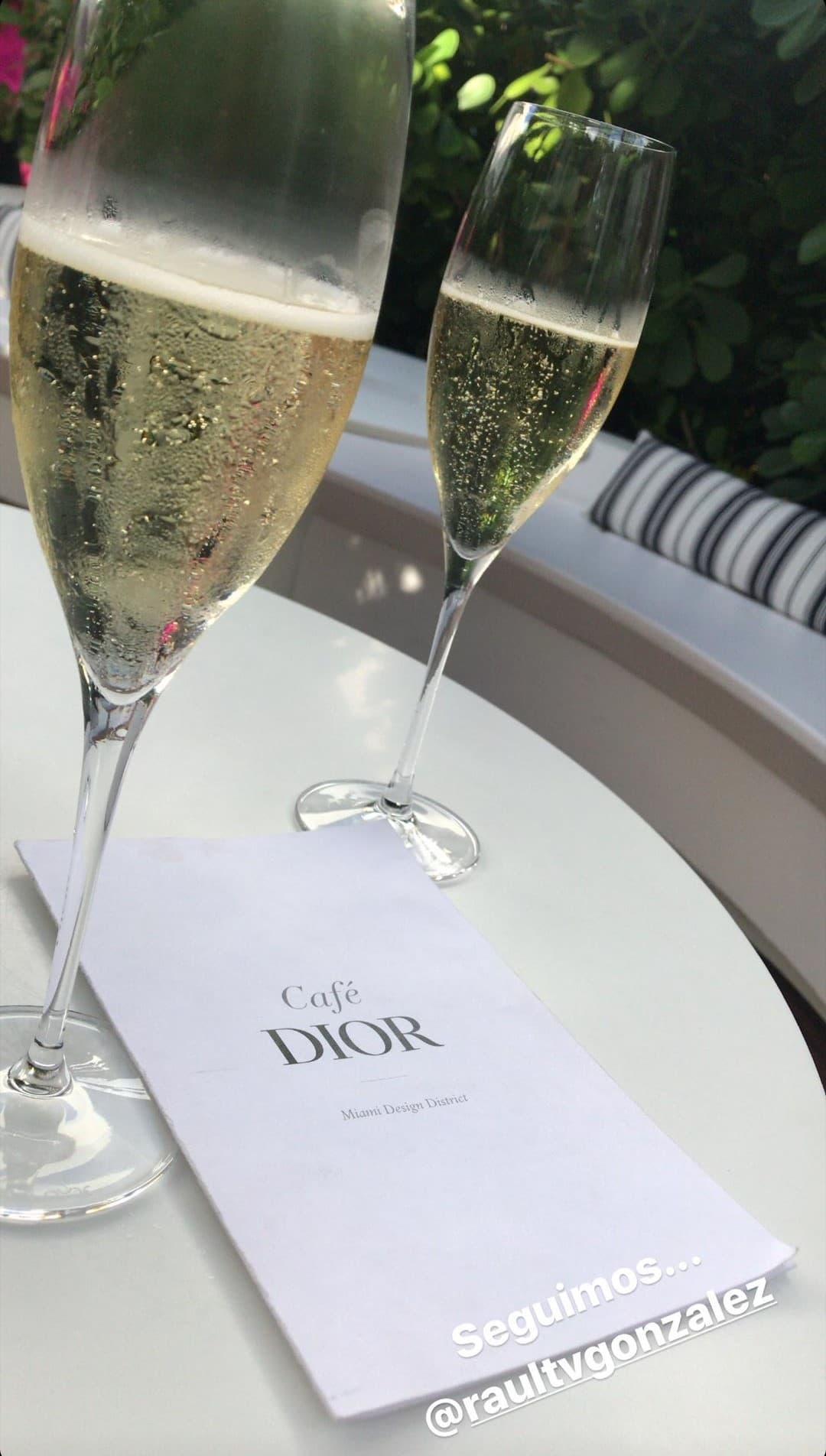 Karla y Raúl se conocen desde el año 2005, razón de más para festejar con una copa de licor burbujeante.