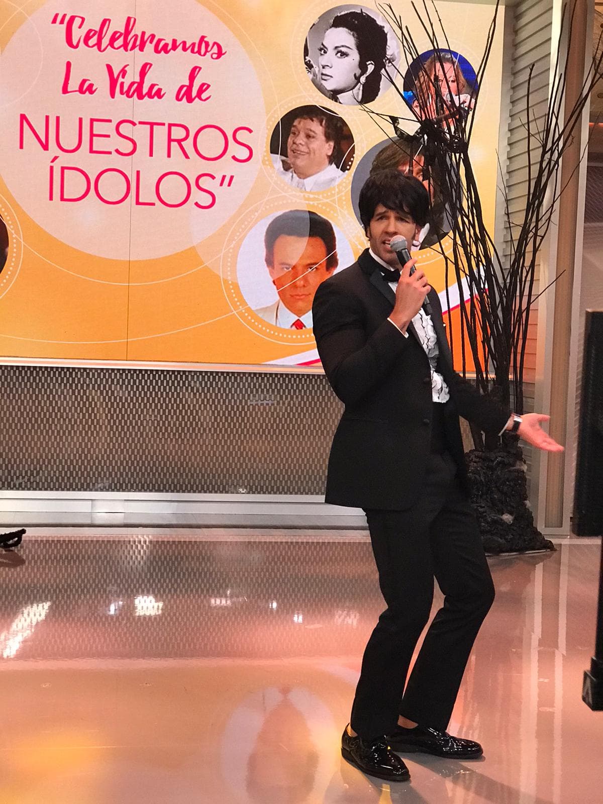 Por su parte, Yisus interpretó al argentino Sandro y arrancó suspiros en el estudio.