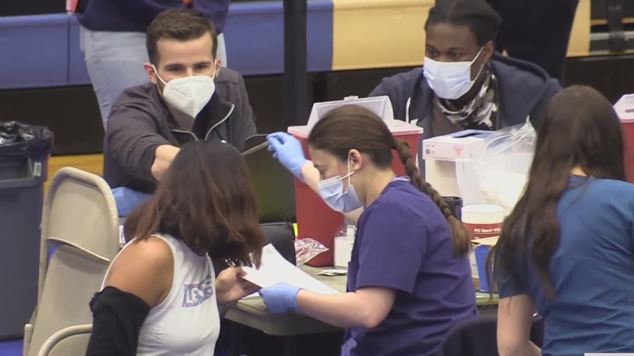 Expertos de la salud comparten las actividades permitidas para personas que han recibido las dosis requeridas de la vacuna contra el coronavirus.