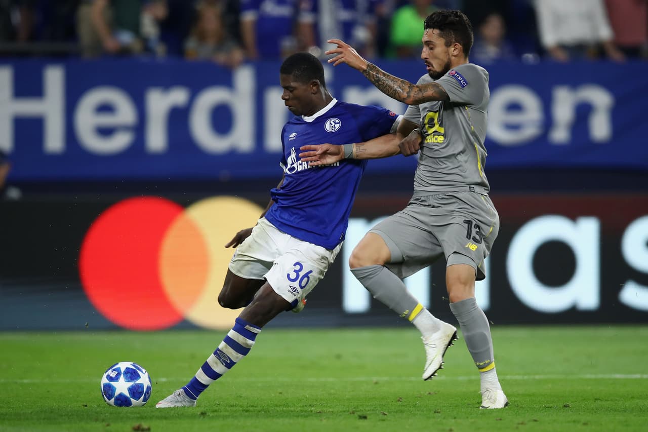 En el segundo tiempo el Porto era dueño del balón y el Schalke esperaba en su campo a alguna salida en contragolpe con Breel Embolo, su jugador más peligroso.
