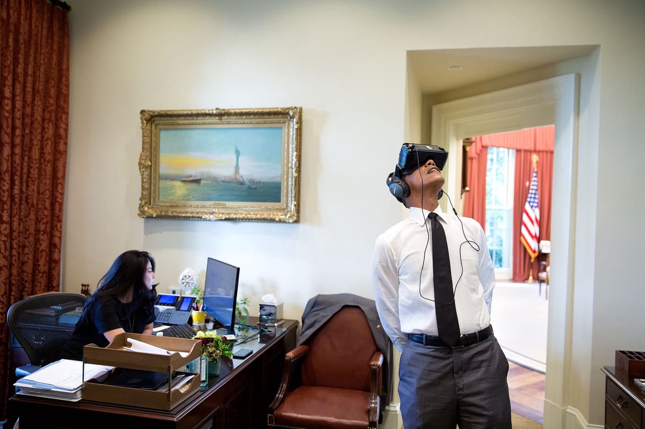 <b>24 de agosto</b>. El presidente Obama con unas gafas de realidad virtual mira un video grabado durante su viaje al Parque Nacional de Yosemite en este verano, mientras su asistente personal Ferial Govashari continúa trabajando en su computadora.