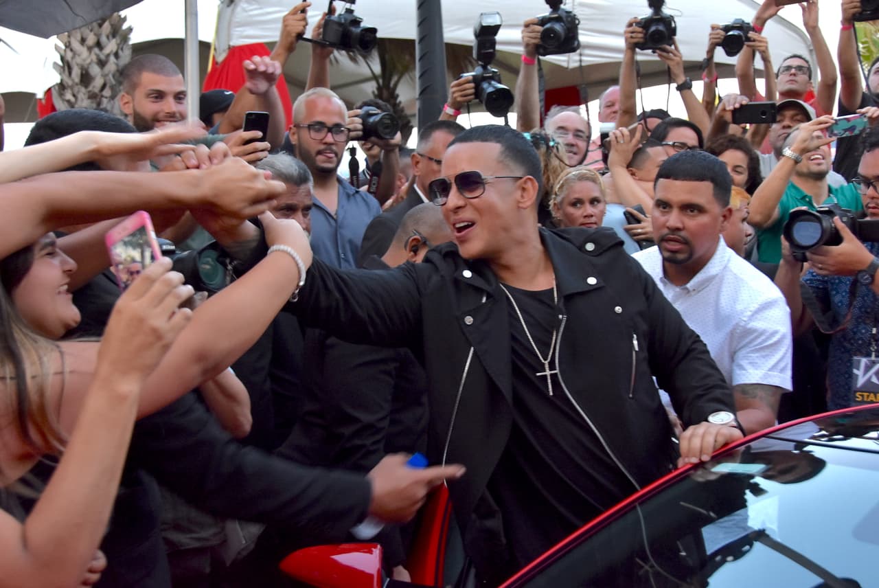 A su llegada saludó y convivió con decenas de fans y medios que lo esperaban.