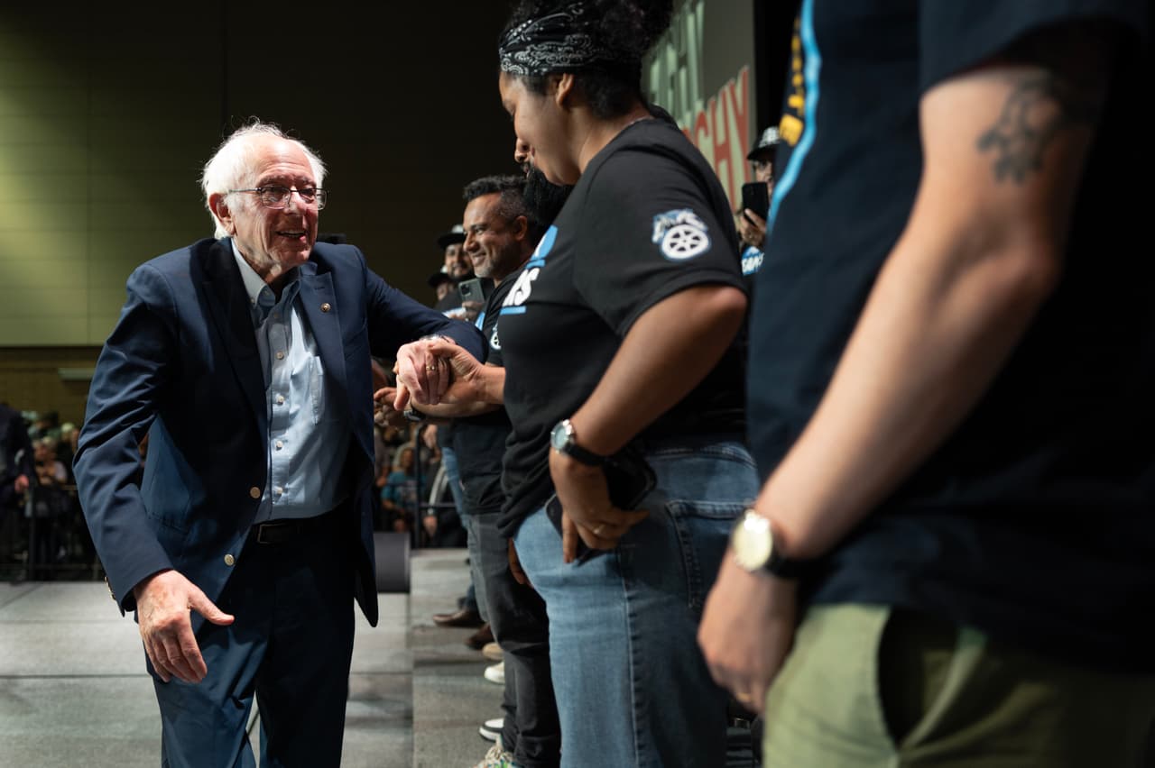 Sanders también cuestionó el acceso a la educación y la vivienda, describiendo un país en el que las familias trabajadoras enfrentan precios inalcanzables mientras “los oligarcas nunca han estado tan bien”. Para él,
<b>la batalla política de este momento es frenar a esa élite.</b>