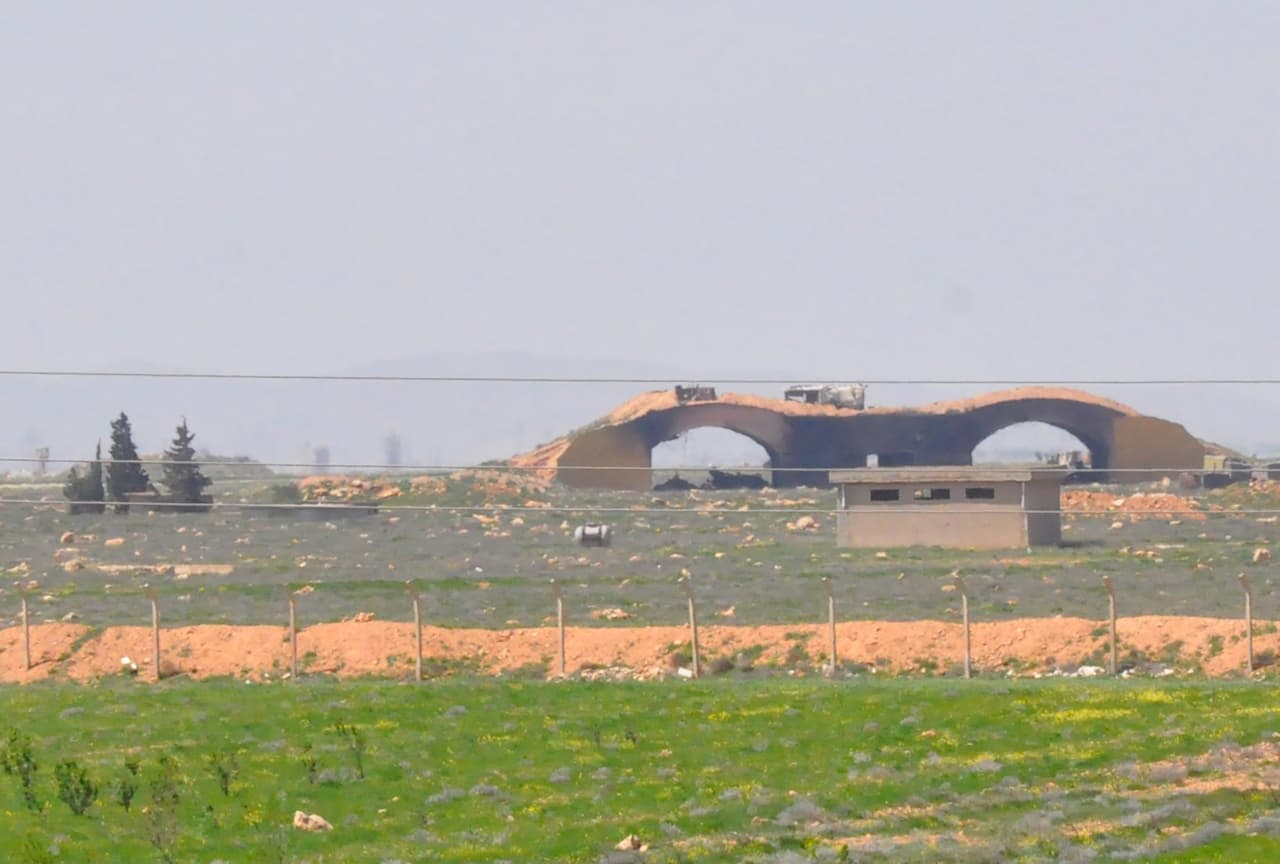 Una vista del aeródromo de Shayrat dañado, base militar de las fuerzas gubernamentales sirias.