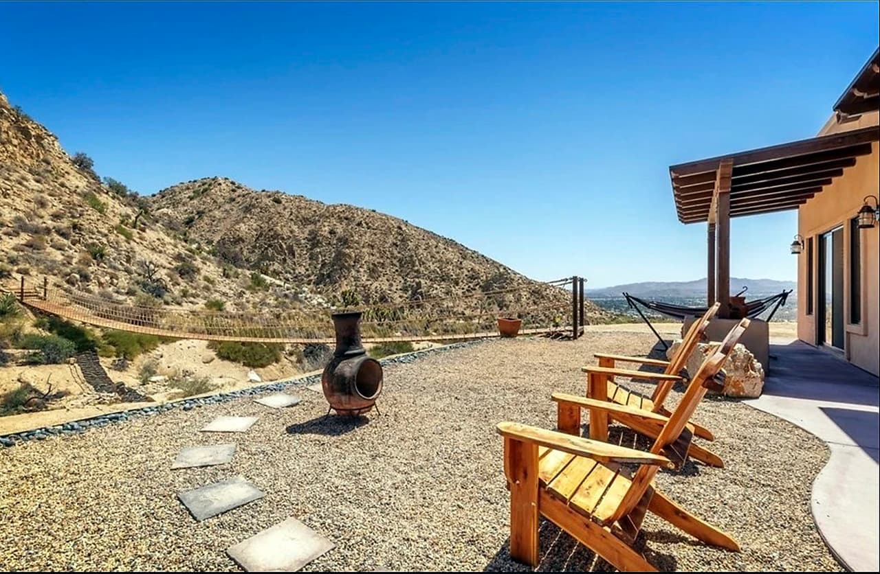 En la terraza principal se encuentran camastros que invitan a la relajación y al descanso.