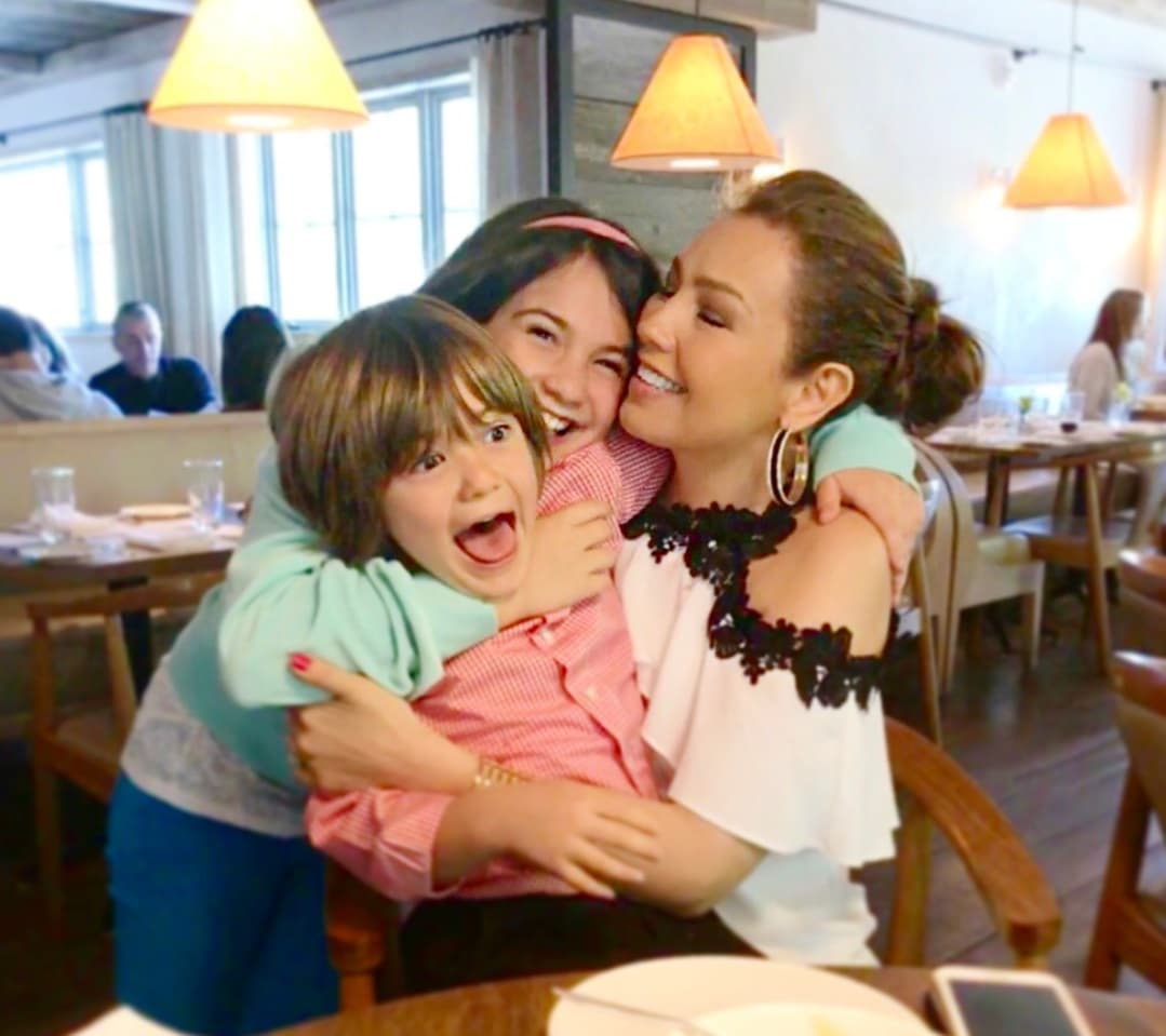 Thalia disfruta enormemente a sus hijos Sabrina Sakaë y Matthew Alejandro.