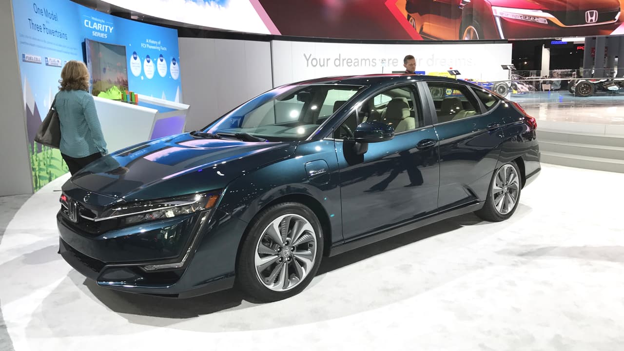 <b>Honda</b> continua su agresivo esfuerzo en la electrificación de su línea con la presentación de dos modelos más de la familia 
<b>Clarity</b>. El 
<b>Clarity híbrido enchufable</b> y el 
<b>Clarity eléctrico</b> llegan para hacerle compañía al 
<b><a href="http://www.univision.com/noticias/honda/auto-show-de-los-angeles-honda-clarity-fuel-cell-sedan" target="_blank">Clarity Fuel Cell</a> </b>así como para dejar saber al público que aún cuando la Casa Blanca piensa dsminuir las metas de consumo de combustible para los fabricantes, Honda no piensa aminorar la marcha para cumplir con los mandatos vigentes.