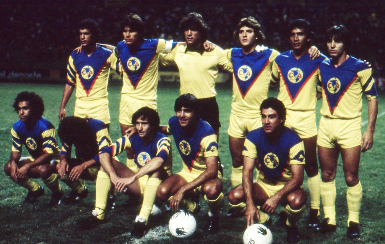 Las Águilas tuvieron una época gloriosa entre 1980 y 1990 conquistando cinco títulos en diez temporadas y lucieron este uniforme con la particularidad de tener una “V” en el pecho. Esta tendencia se presentó con 14 uniformes distintos donde solo variaba la tonalidad de colores.