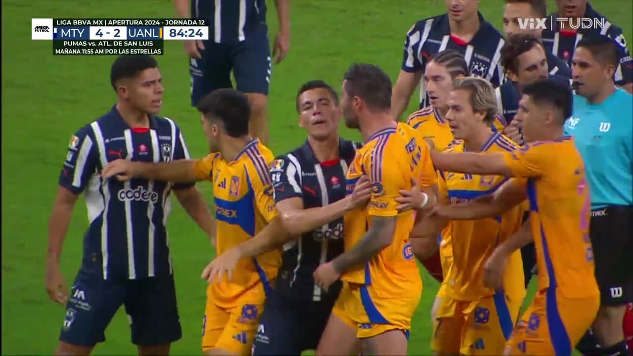 Gignac y 'Toro' Guzmán protagonizan fuerte discusión en el Clásico Regio