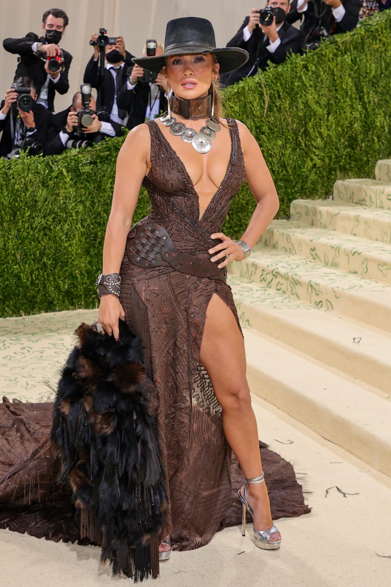 La Met Gala 2021 sumó otra noche espectacular este lunes 13 de septiembre. Grandes celebridades se dieron cita y 
<b><a href="https://www.univision.com/famosos/jlo-mtv-vestido-vmas-2021-fotos">Jennifer López</a></b>
<a href="https://www.univision.com/famosos/jlo-mtv-vestido-vmas-2021-fotos"> fue parte de este evento estelar en el Museo Metropolitano</a> de Nueva York.