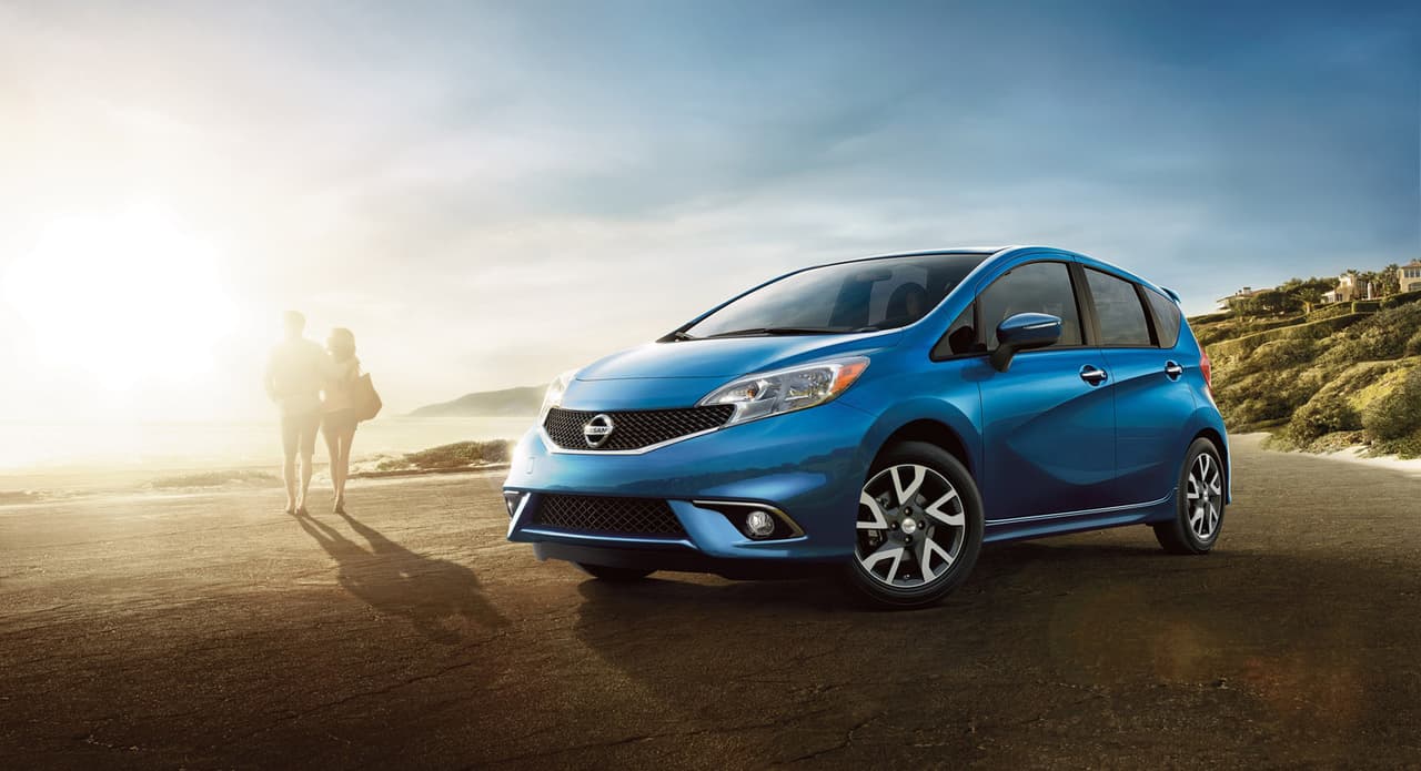 6 - Nissan Versa Note 2016: Todas las versiones de este vehículo cuentan con un motor de 4 cilindros y 1.6 litros. Con cuerpo de hatchback, el Versa Note es sorprendemente eficiente en el uso del espacio interior. La edición más económica incluye una transmisión manual de 5 marchas. La cuota mensual con crédito favorable puede llegar a 205 dólares mensuales, según señala GoBankingRates.