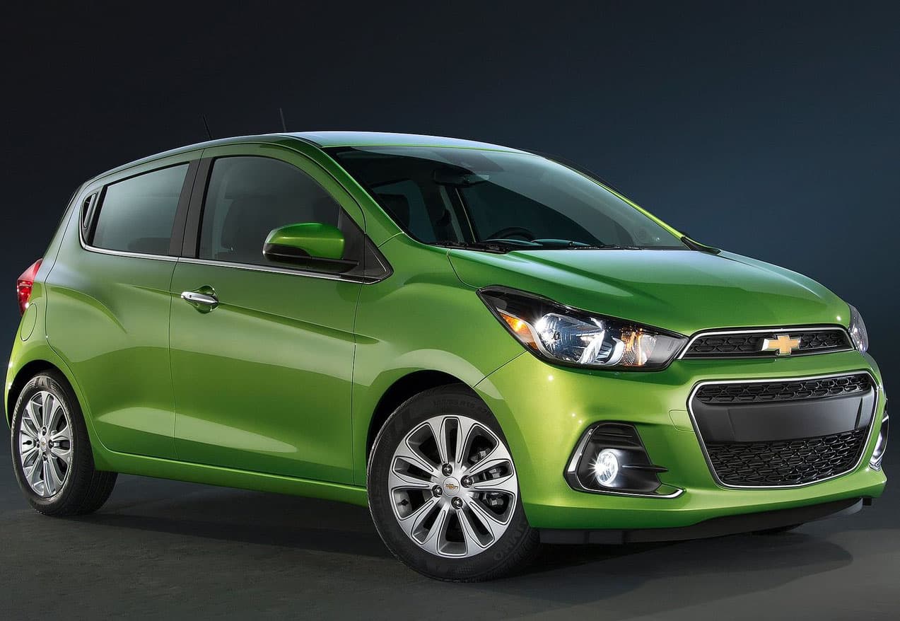 2 - Chevrolet Spark 2016: La cuota más baja es de 182 dólares, según GoBankingRates. Spark 2016 cuenta con un motor Ecotec de 1.4 litros que entrega 98 HP y un consumo estimado de 40 mpg. Es posible incluir funciones de seguridad como alerta por cambio de carril y colisión trasera. La cámara de visión trasera se incluye como estándar.