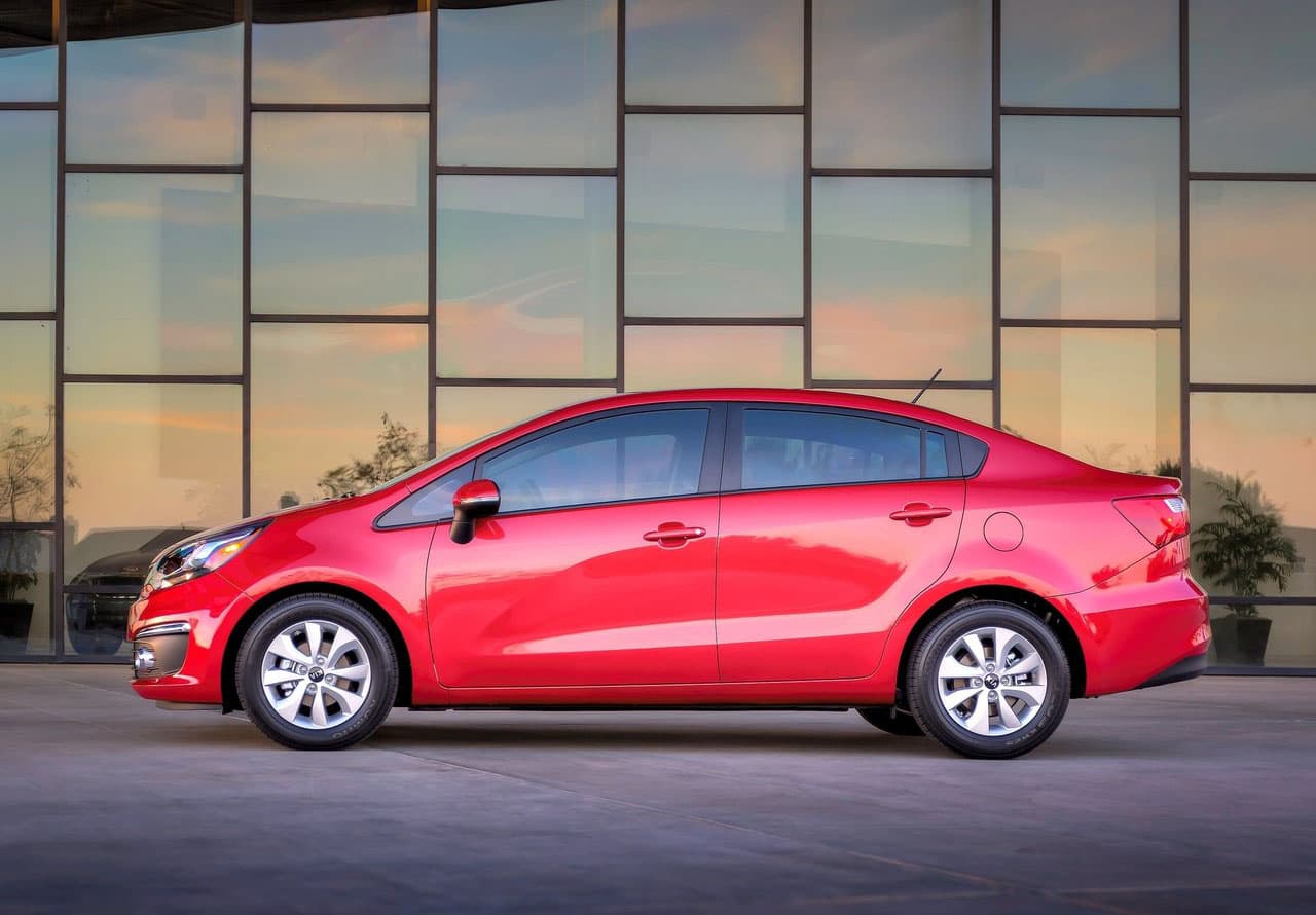 5 - Kia Rio 2016: El modelo subcompacto de Kia, presentado con gran éxito en el Auto Show de Chicago 2015, puede ser adquirido con un plan de cuotas mensuales que pueden llegar a 204 dólares. El Rio se mueve gracias a un motor de 1.6 litros que entrega 138 HP y 123 lbs-pie de torque, acoplado a una transmisión manual de 6 marchas.