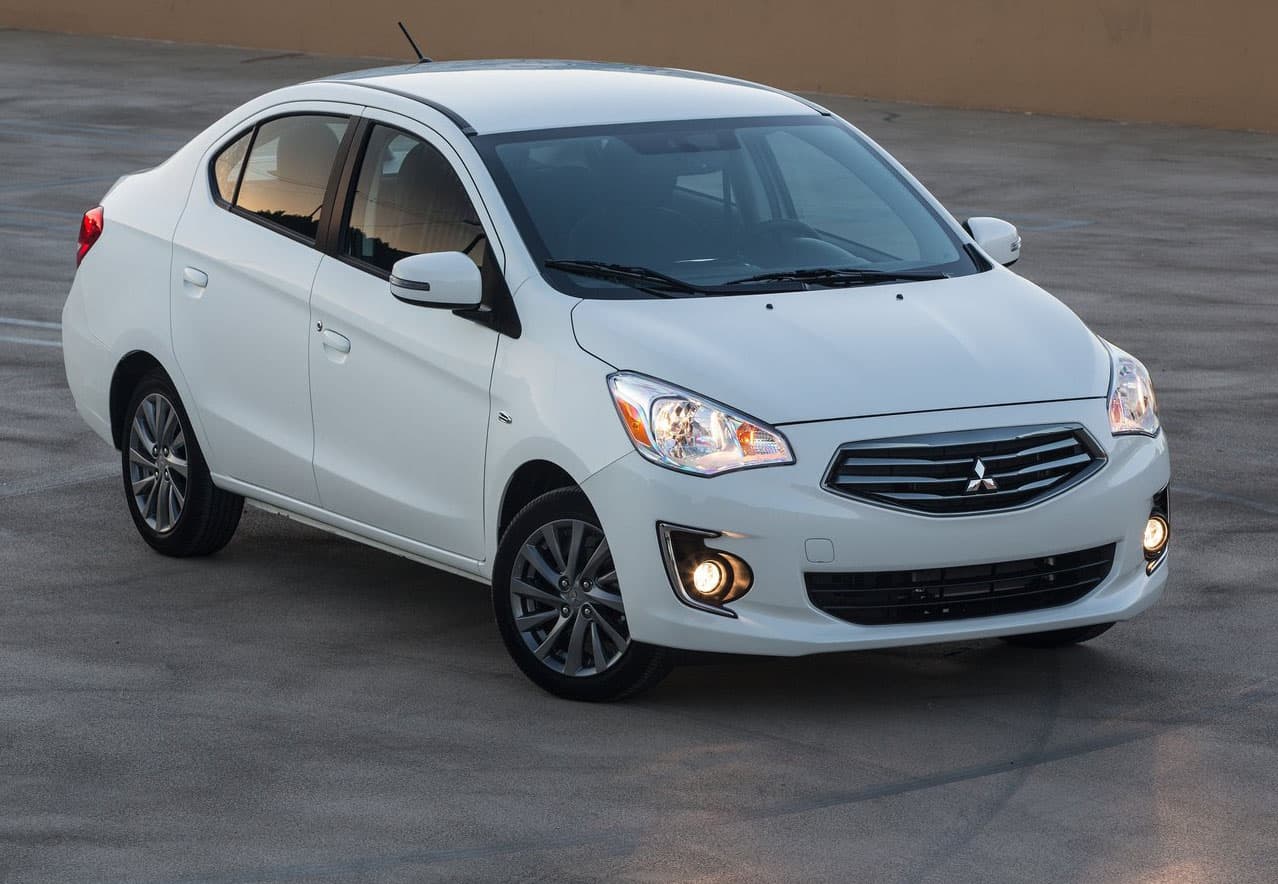3 - Mitsubishi Mirage G4 2017: Dispone de un motor de 3 cilindros y 1.2 litros con un consumo de 42 mpg en carretera. El fabricante destaca que incluye integración con dispositivos móviles y soporte para Apple Car Play y Android Auto, funcionalidades que usualmente están reservadas para vehículos más costosos. Es posible acceder a este auto por 201 dólares mensuales, según anota la fuente.