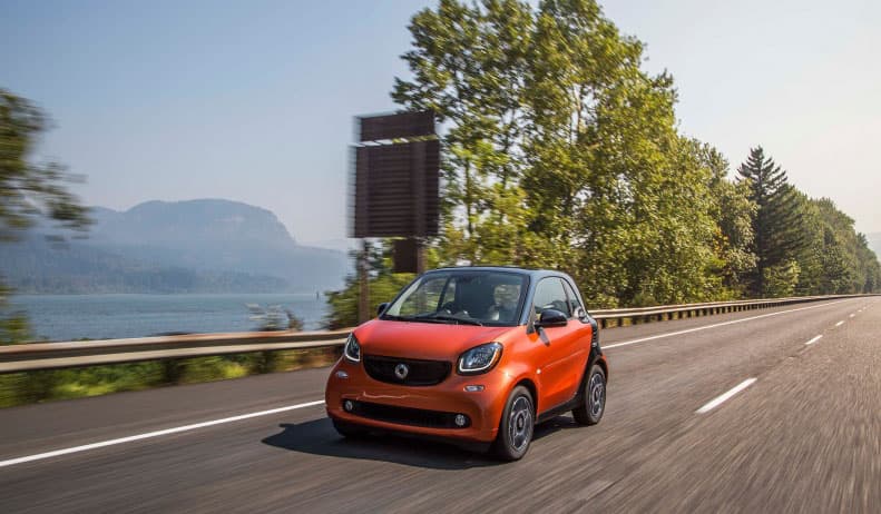 8 - Smart Fortwo Pure Coupe 2016: Desembolsando 211 dólares mensualmente es posible adquirir este vehículo con un motor de 3 cilindros turbocargado con 100 HP y 89 lbs-pie de torque. Incluye una serie de elementos de seguridad, por ejemplo sus puertas de acero reforzadas que ofrecen protección en caso de impacto lateral y sus 8 bolsas de aire.