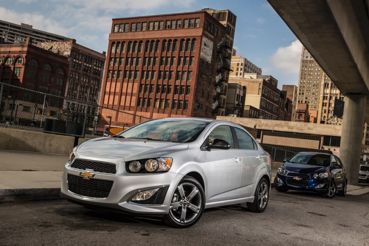 7 - Chevrolet Sonic 2016: Este modelo de la firma del moño se destaca por incluir avances tecnológicos de serie como conectividad 4G LTE y punto de acceso Wi-Fi. Otro destacado en Sonic 2016 es la presencia de 10 bolsas de aire como estándar. La cuota mensual es de 206 dólares.