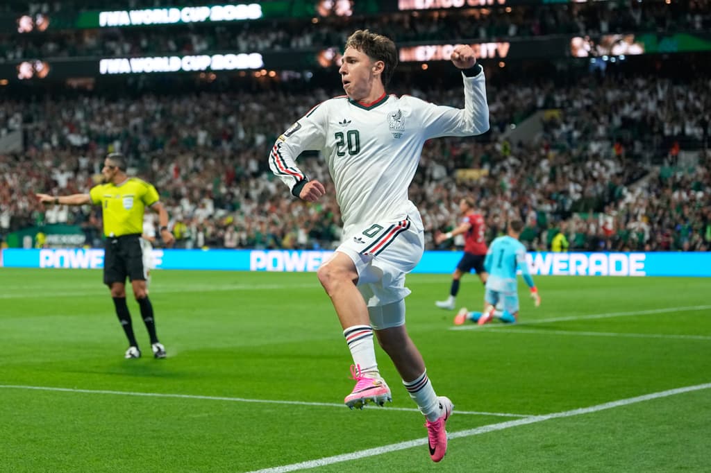 El mexicano Mateo Chávez celebra tras marcar el primer gol