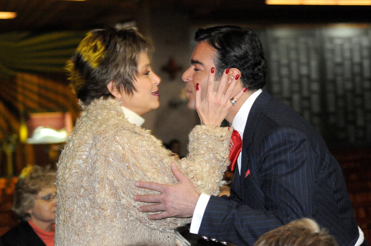 <b><a href="http://www.univision.com/temas/daniela-romo">Daniela Romo</a></b> y 
<b><a href="http://www.univision.com/temas/pablo-montero">Pablo Monetro</a></b>, ambos fieles seguidores de la Virgen de Guadalupe. Ellos se encontraron en la Basílica de Guadalupe, ubicada en la Ciudad de México, esto mientras le demostraban su amor a la madre de todos los mexicanos.