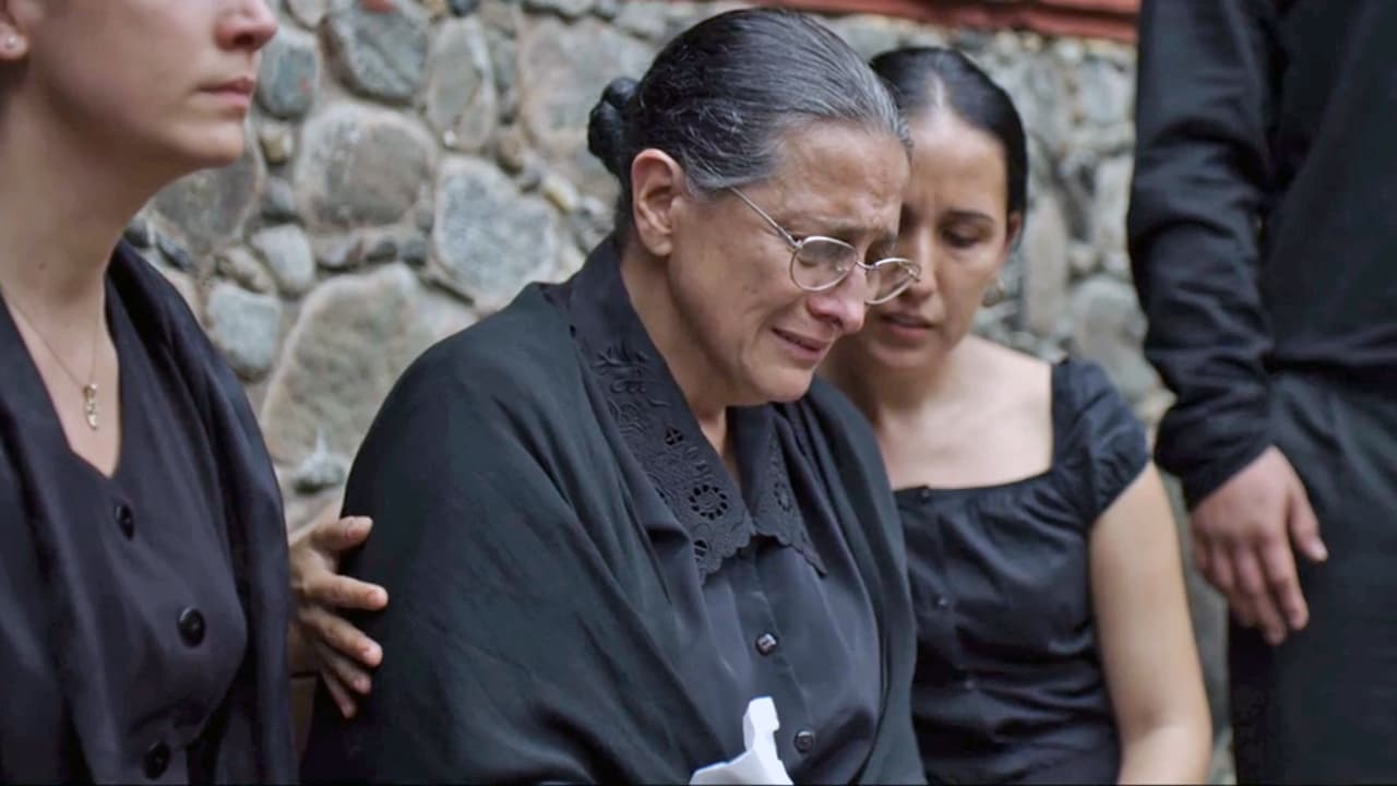 Pain and dismay were the common denominator on the faces of ‘El Pollo’s grievers, specially in Doña Esperanza’s, who wailed several times in front of her son’s casket.