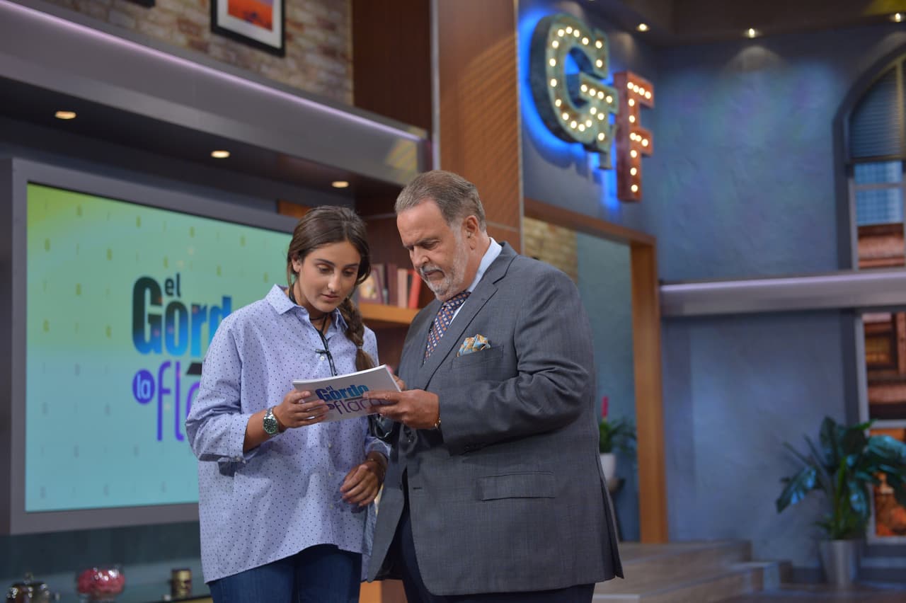 Le explicó lo que debía hacer y también le dio varios consejos para que se desenvolviera bien frente a las cámaras.