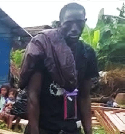 Los coyotes trabajan de guías para los migrantes que buscan cruzar la selva entre Panamá y Colombia