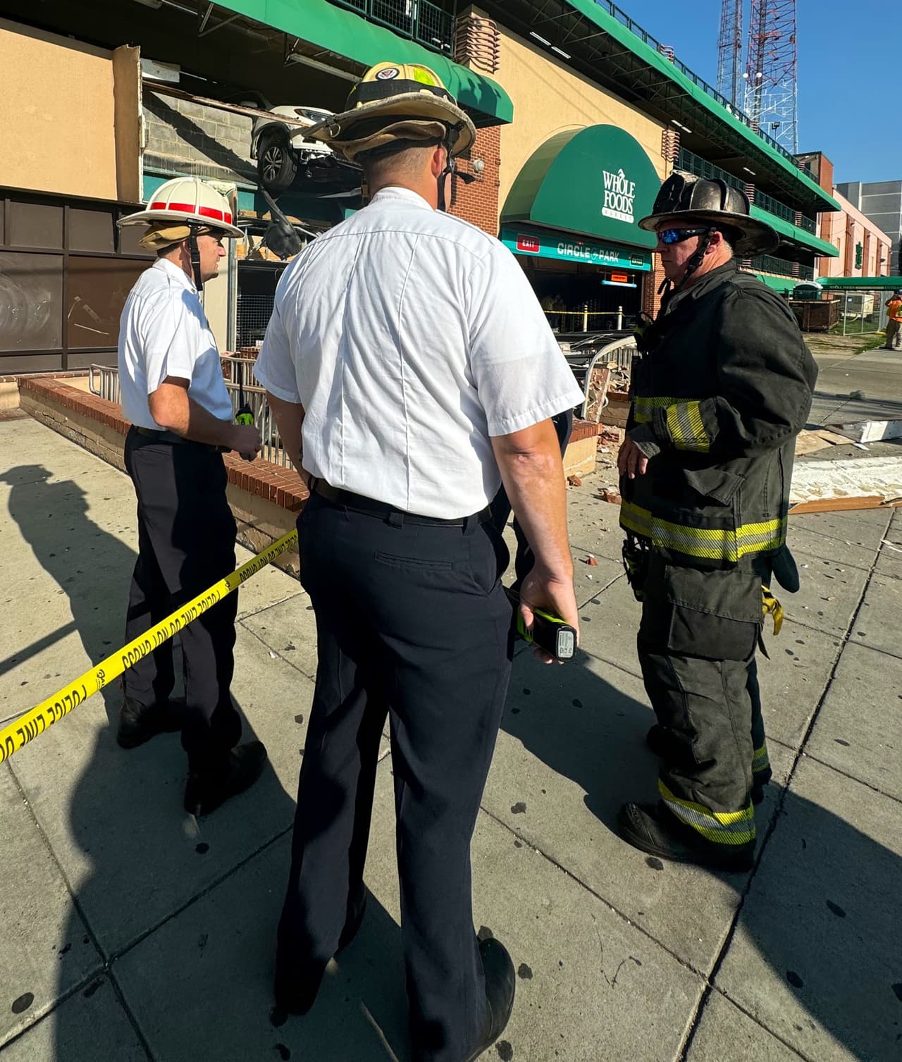 Bomberos de Washington DC acudieron al punto, ubicado cerca de Whole Foods Market.
