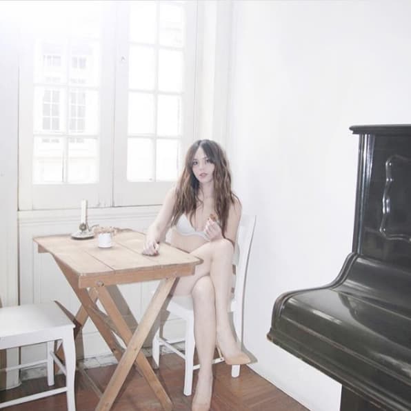 Camila es de las pocas actrices que puede presumir su rostro al natural.