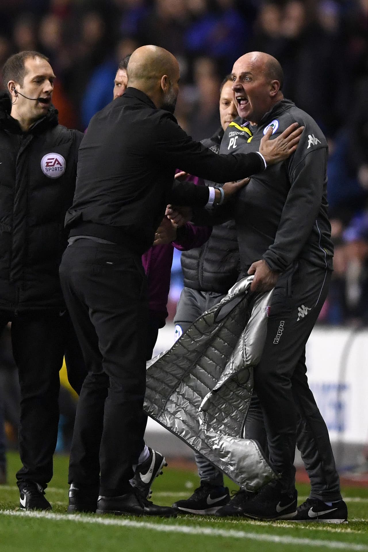 El español incluso empujó a su colega. La federación inglesa de fútbol (FA, por sus siglas en inglés) acusó de "mal comportamiento" a Manchester City y Wigan Athletic.