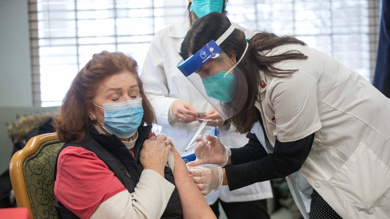 Aparte de hacerse la prueba antes de su viaje, Joshua Labaer, director del Instituto de Biodiseño, recomienda hacerse una prueba idealmente 4 días después del viaje porque el virus tiene un periodo de incubación. Dice que, hasta las personas vacunadas, deben hacerse la prueba después de viajar si tienen síntomas.