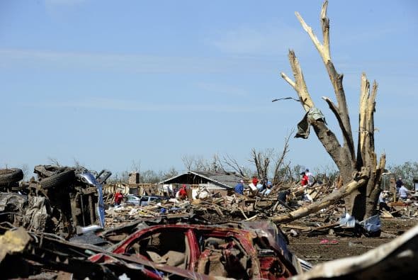 Tras el paso del tornado que causó la muerte a al menos 24 personas, dejó cientos de heridos y devastó cientos de viviendas, se suma la incertidumbre de las familias hispanas que afirman tener miedo de pedir ayuda.