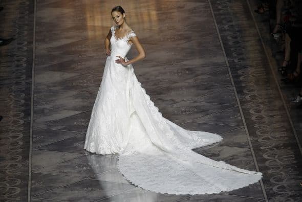 Durante la semana de la novia en Barcelona, distintas firmas presentaron sus nuevas colecciones. La modelo Irina Shayk fue una de las elegidas para vestirse de blanco.